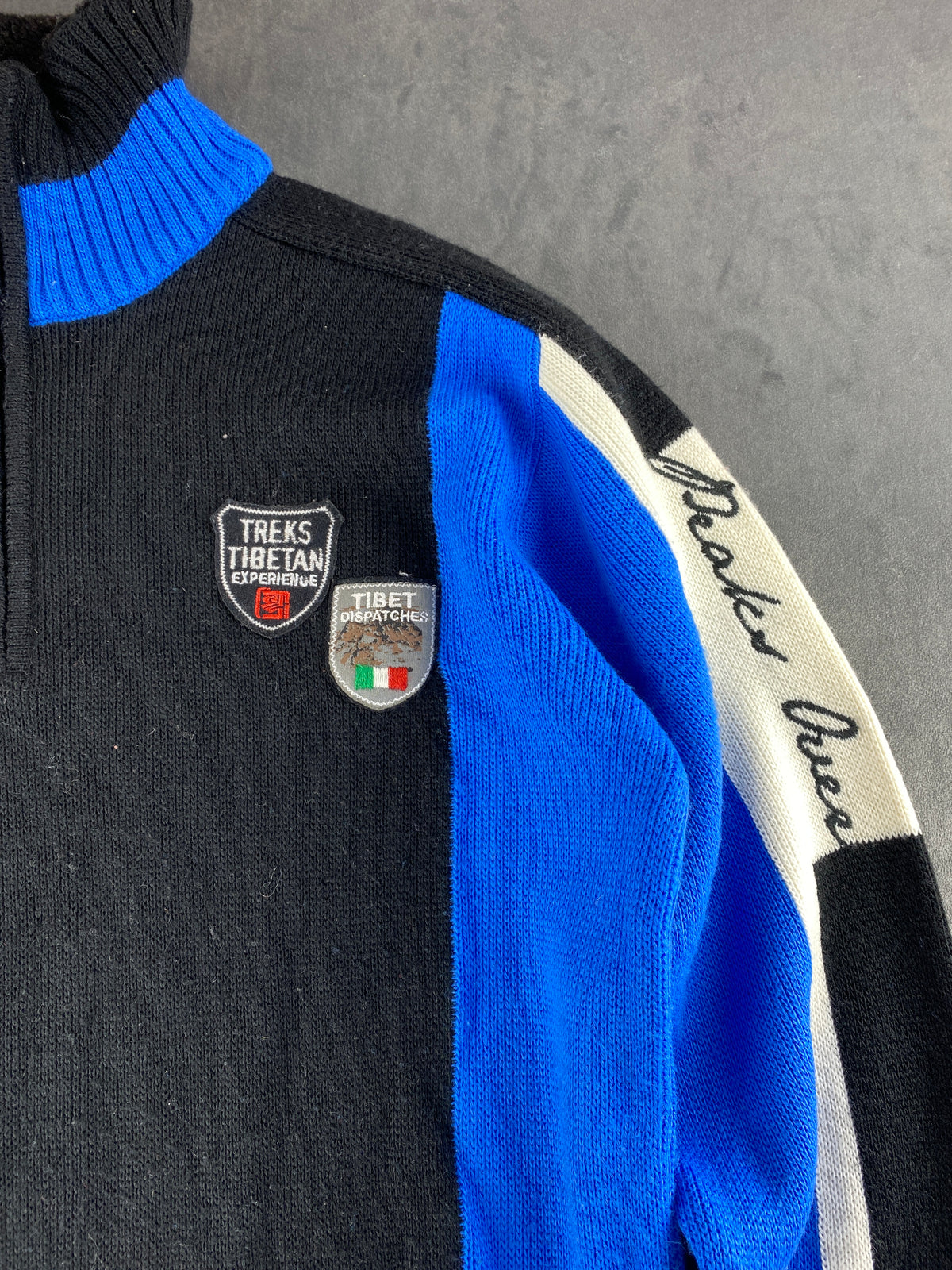 Maglione mezza zip color-block nero e blu con ricami vintage – Uomo Taglia L