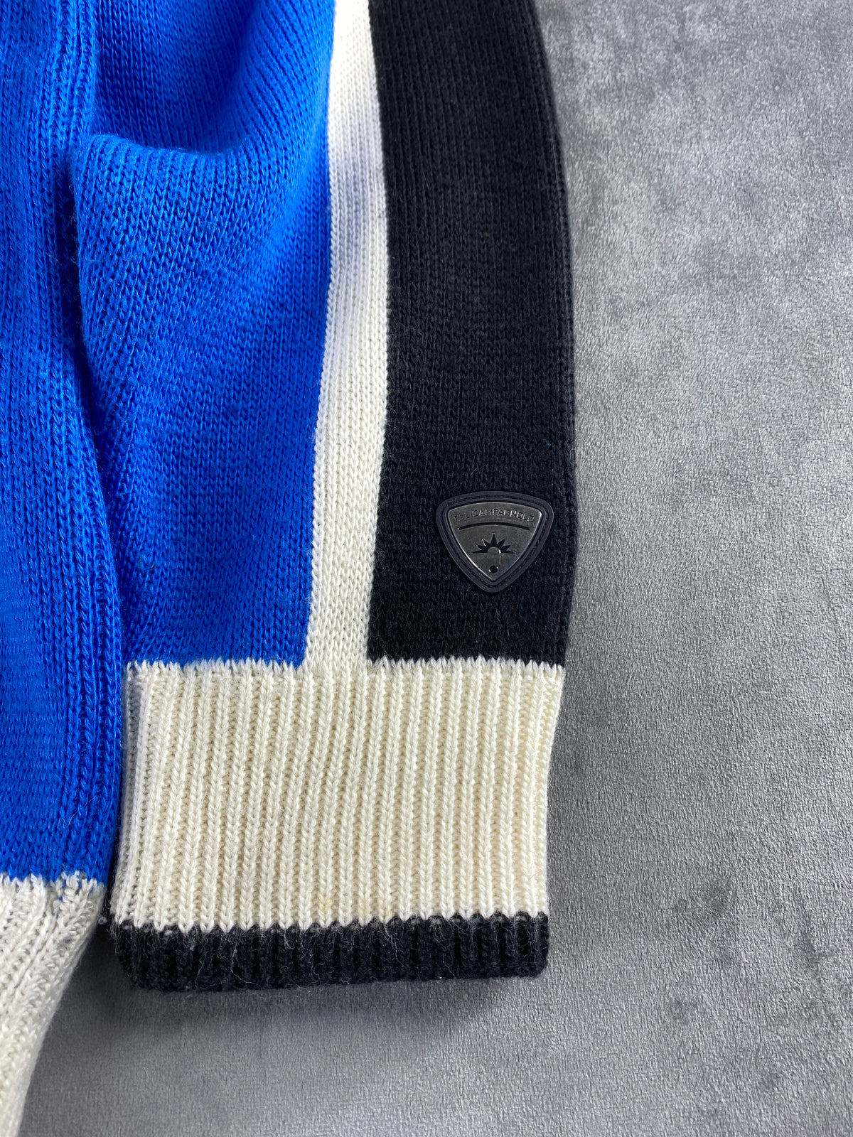 Maglione mezza zip color-block nero e blu con ricami vintage – Uomo Taglia L
