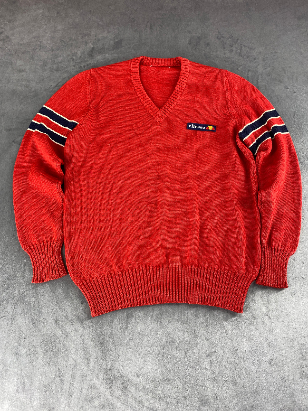 Maglione scollo a V rosso con righe Ellesse vintage – Uomo Taglia L