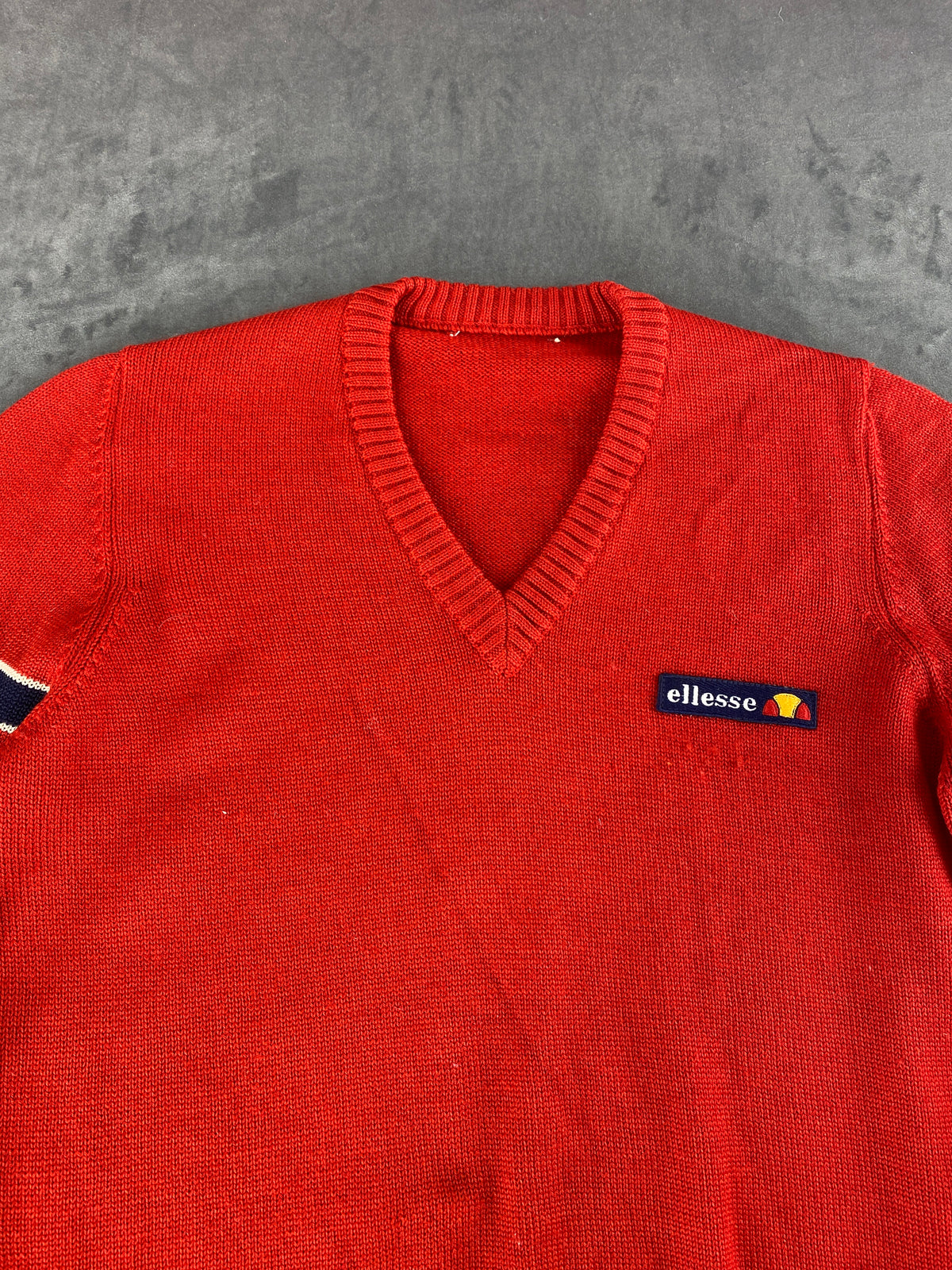 Maglione scollo a V rosso con righe Ellesse vintage – Uomo Taglia L