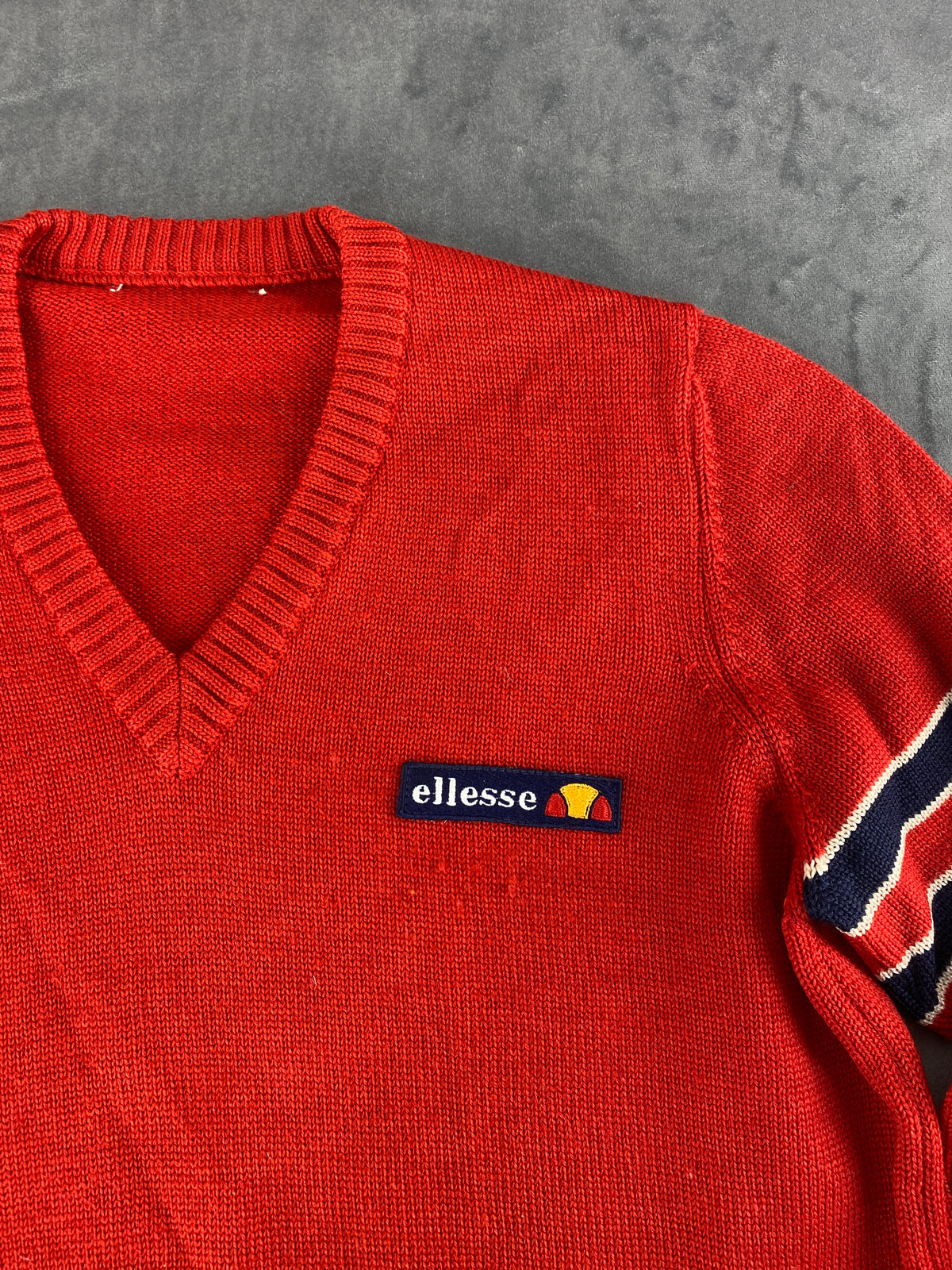 Maglione scollo a V rosso con righe Ellesse vintage – Uomo Taglia L