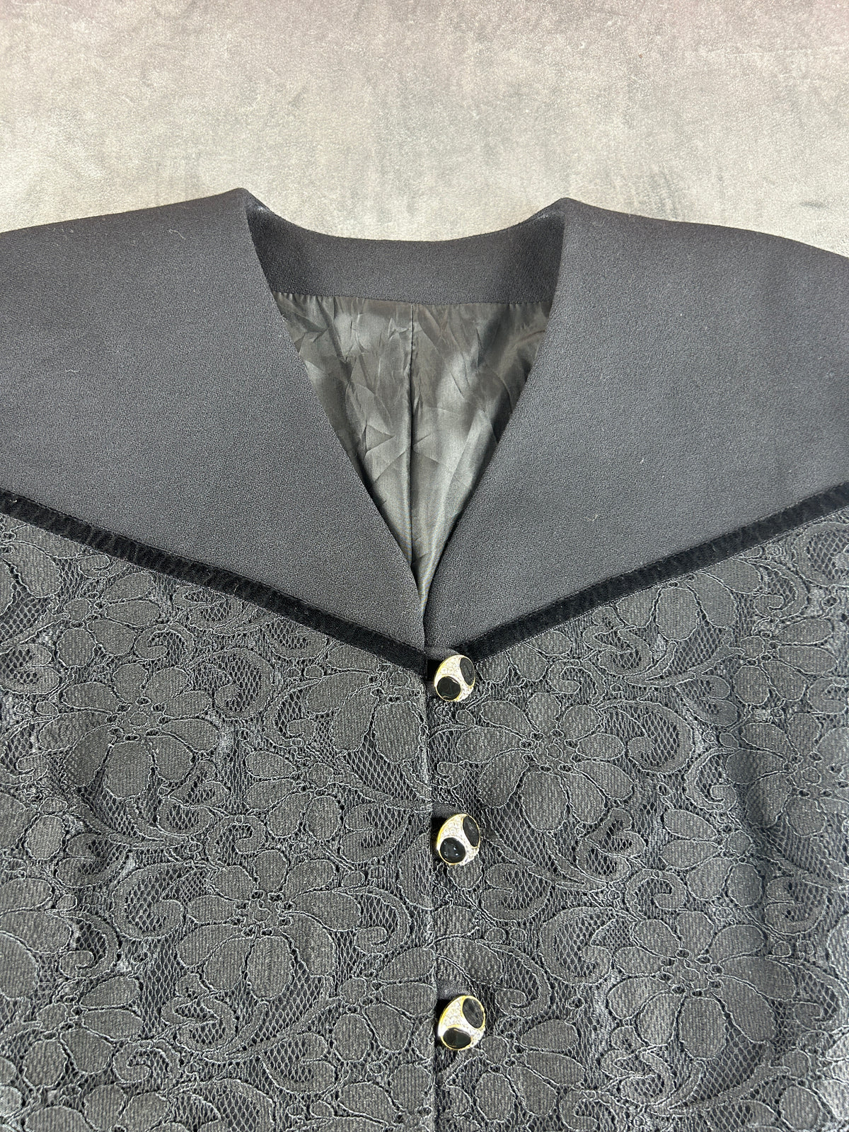 Abito redingote nero in lana con inserto in pizzo vintage – Donna Taglia M