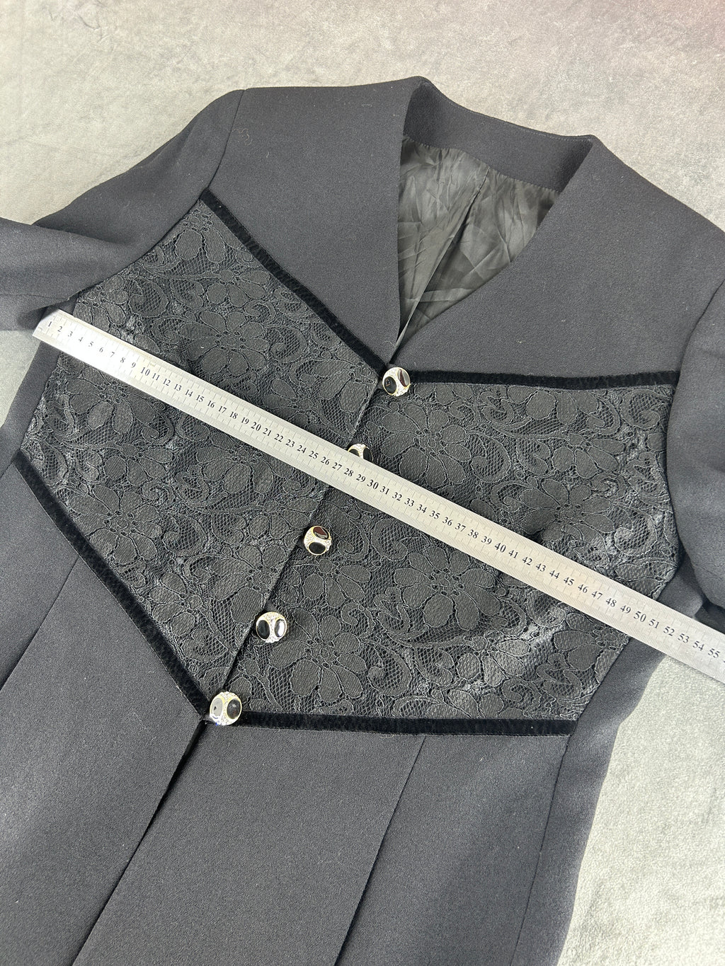 Abito redingote nero in lana con inserto in pizzo vintage – Donna Taglia M