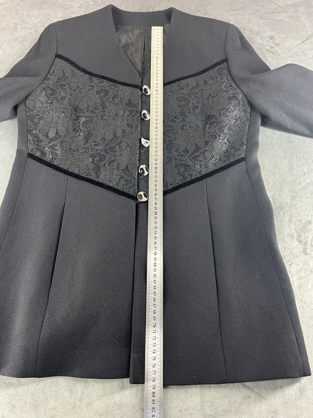Abito redingote nero in lana con inserto in pizzo vintage – Donna Taglia M