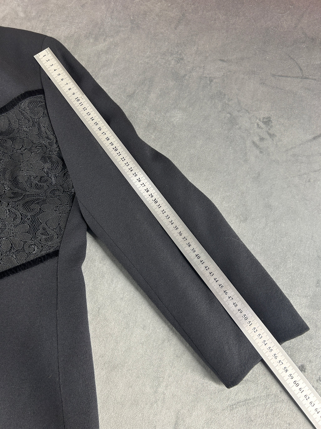 Abito redingote nero in lana con inserto in pizzo vintage – Donna Taglia M
