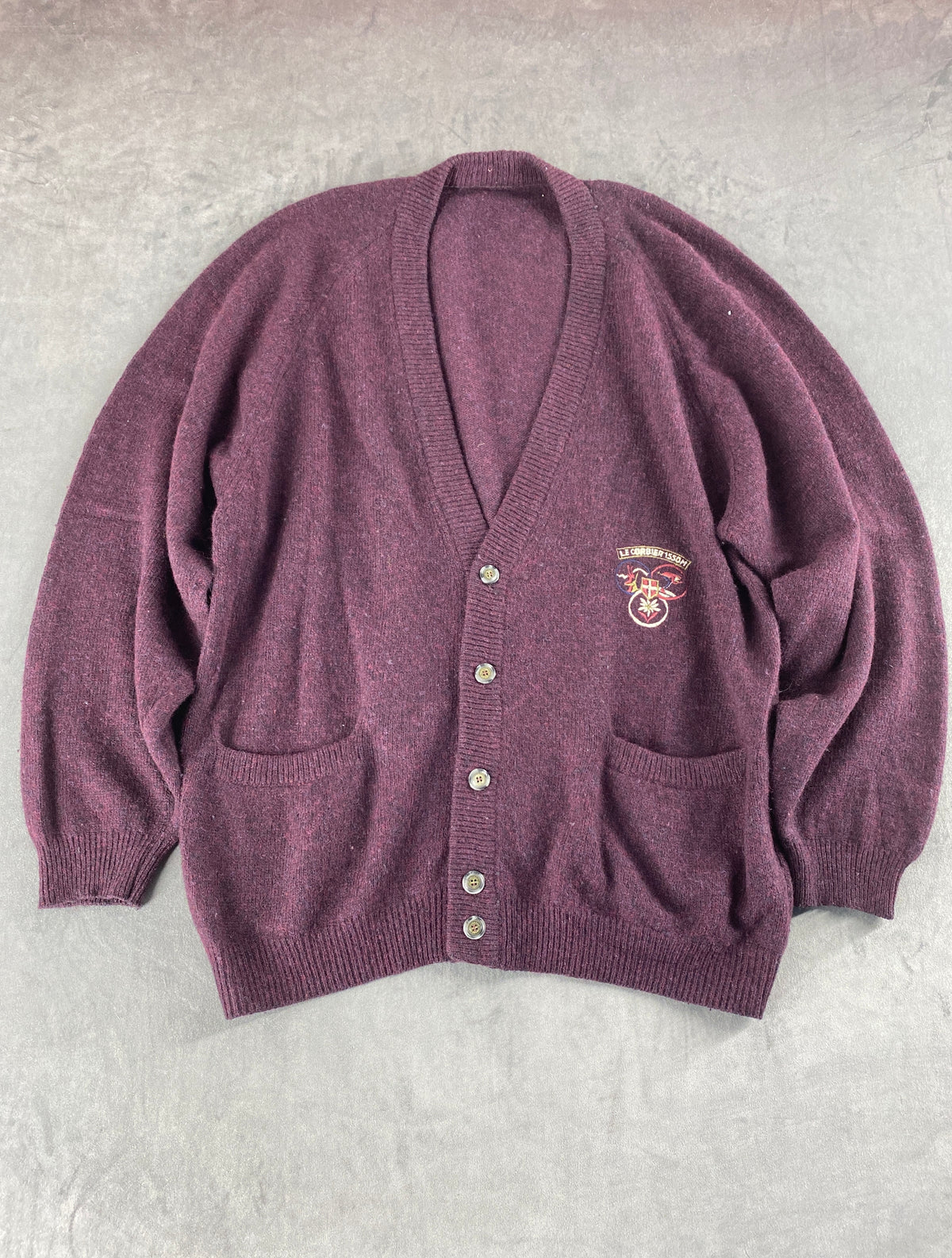 Cardigan scollo a V bordeaux con stemma vintage – Uomo Taglia XL