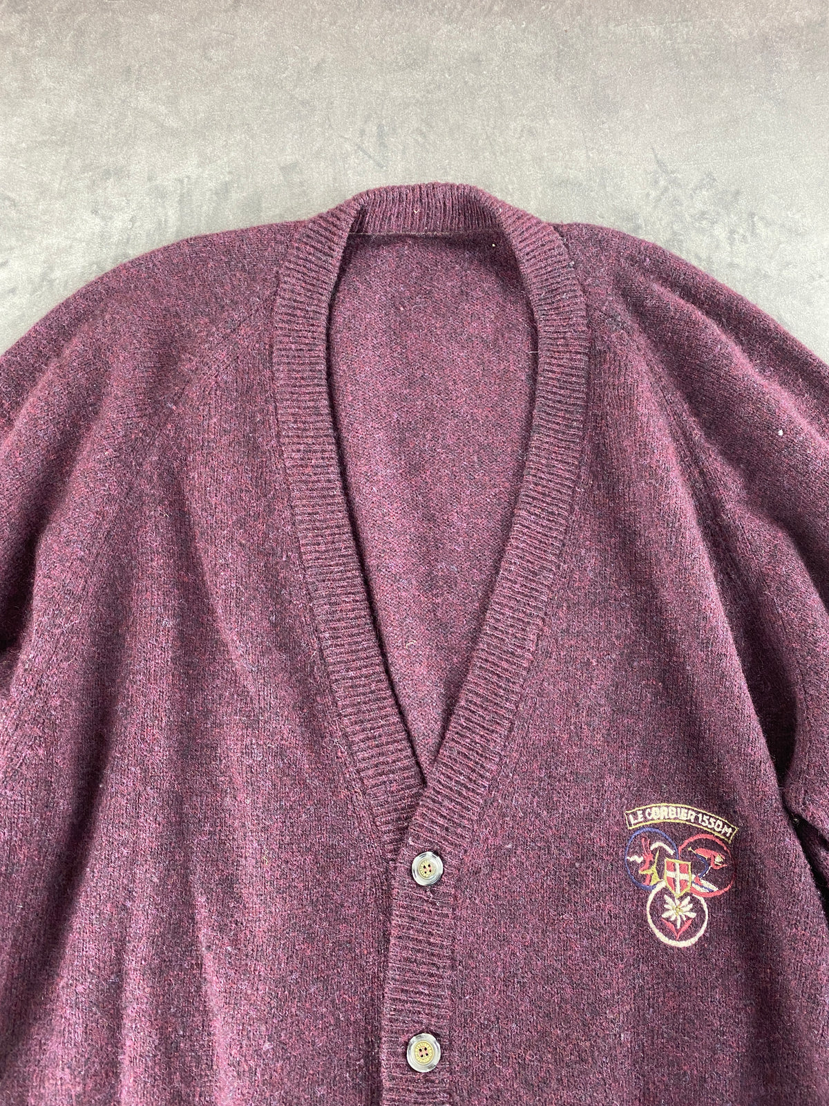 Cardigan scollo a V bordeaux con stemma vintage – Uomo Taglia XL