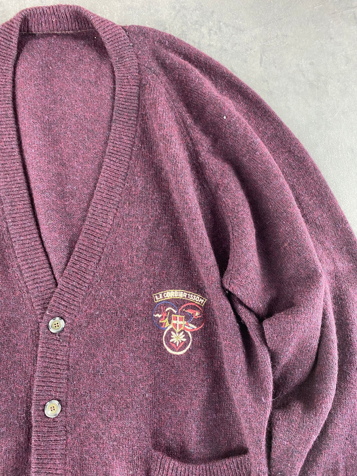 Cardigan scollo a V bordeaux con stemma vintage – Uomo Taglia XL