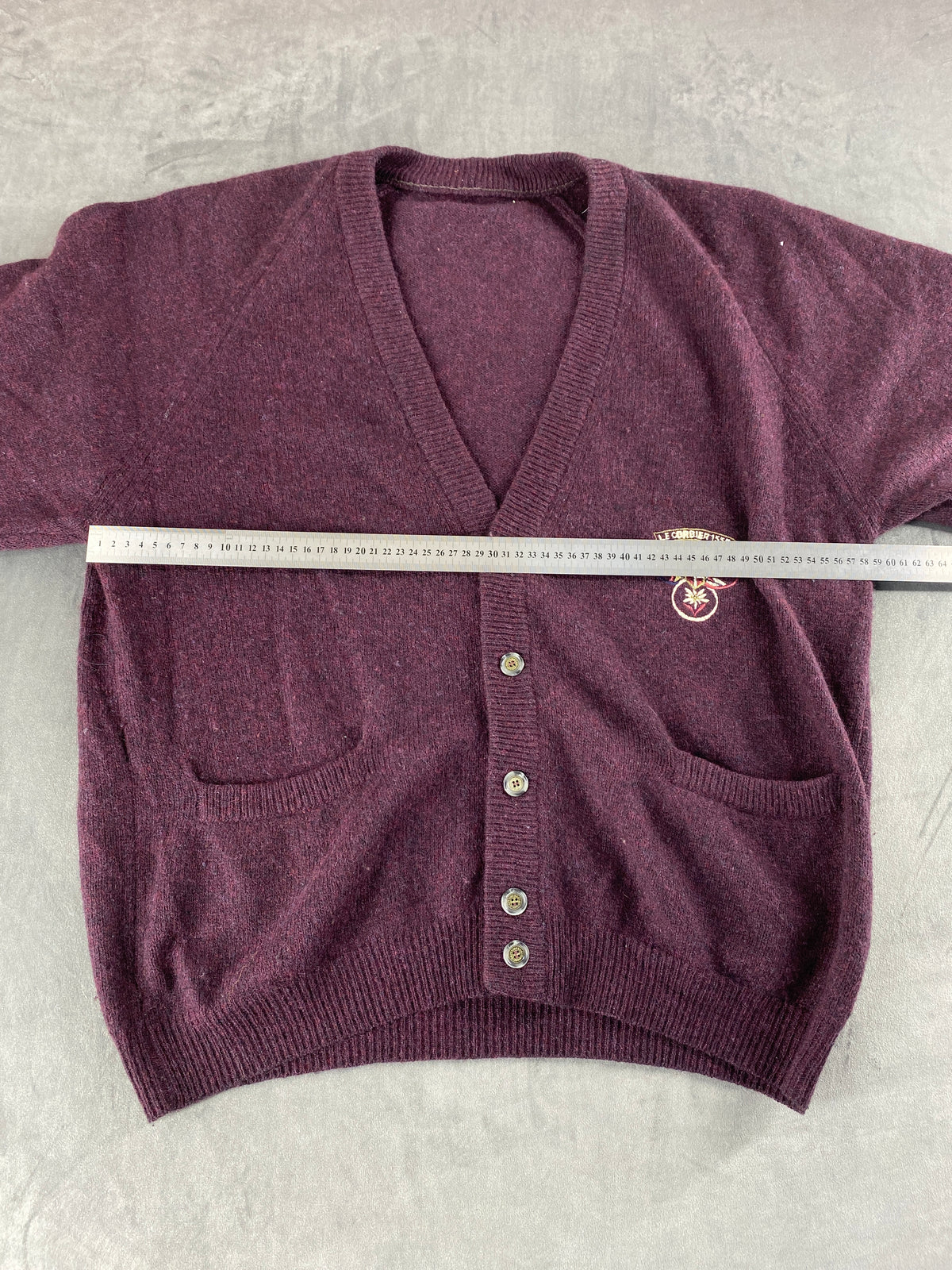 Cardigan scollo a V bordeaux con stemma vintage – Uomo Taglia XL