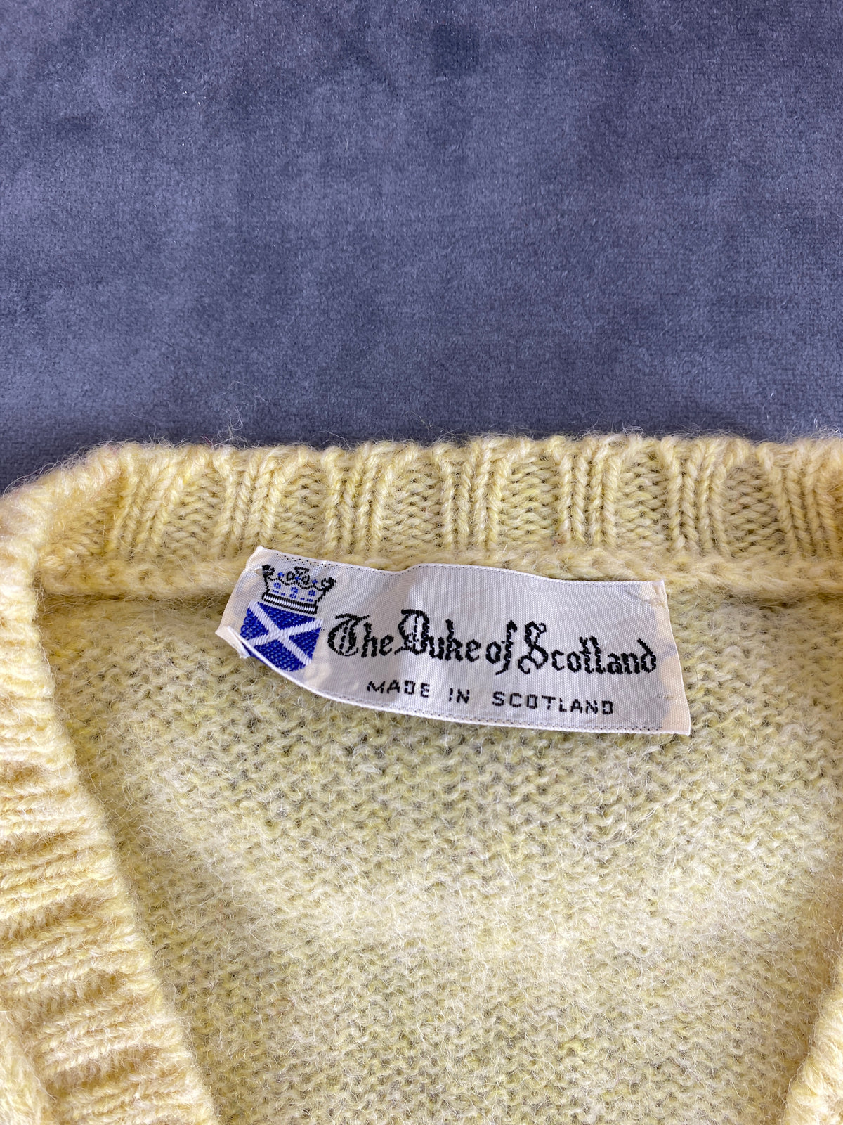 Maglione scollo a V The Duke of Scotland giallo pastello vintage – Donna Taglia XL