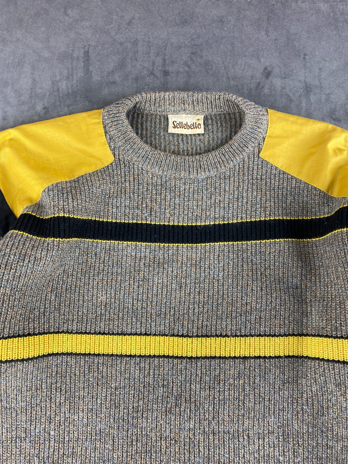 Maglione girocollo lana grigio banda gialla blu vintage – Uomo Taglia L