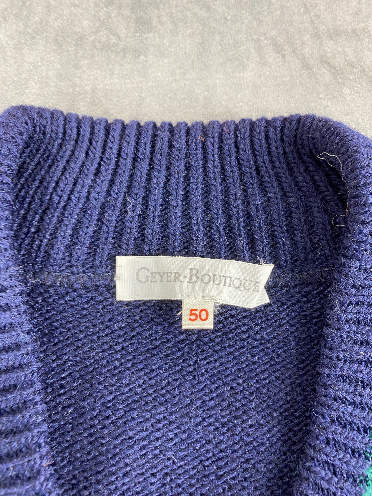 Maglione scollo a V trecce Geyer navy bordi rosso verde vintage – Uomo Taglia L