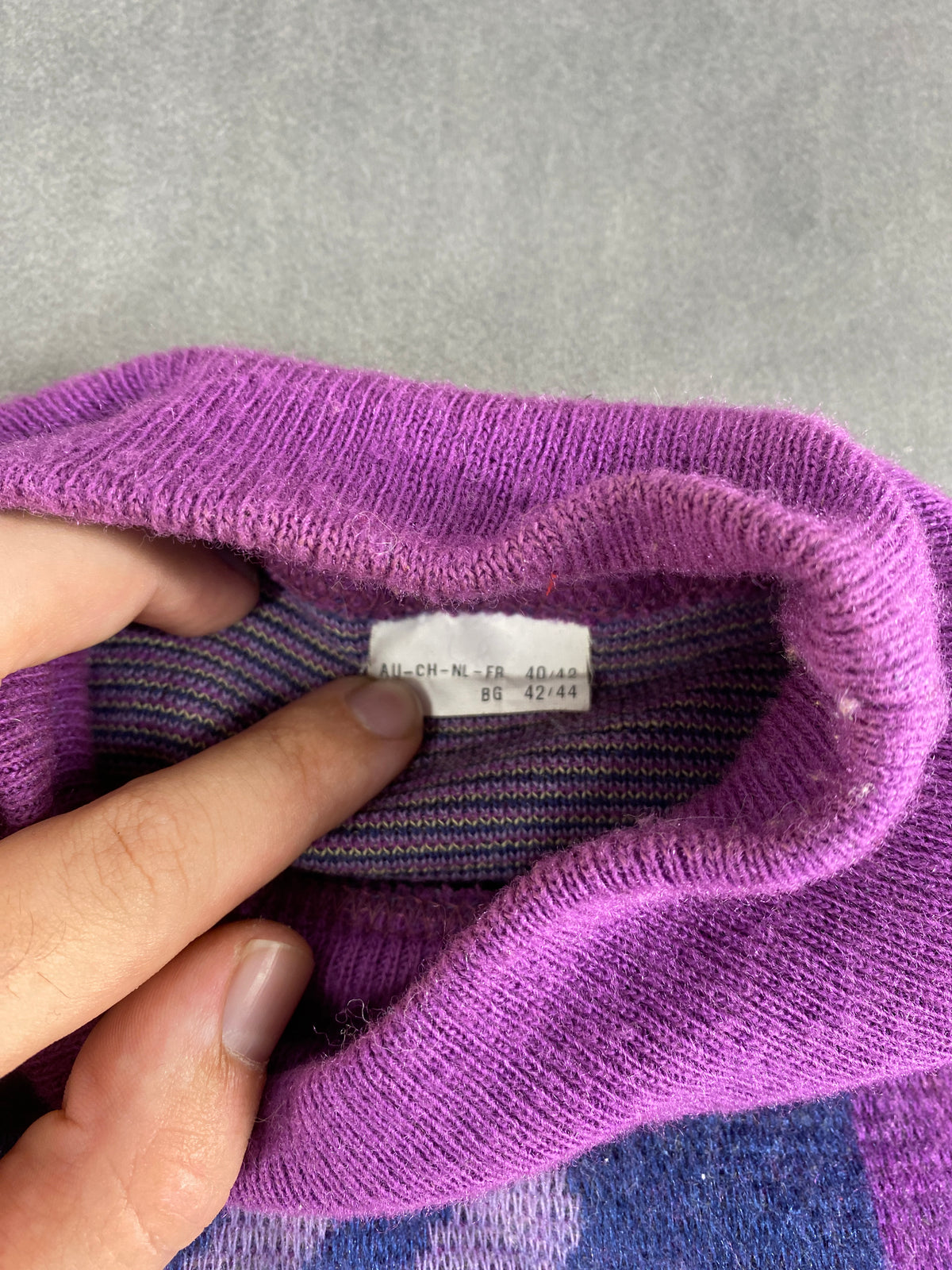 Maglione collo alto viola fantasia astratta vintage – Donna Taglia XL
