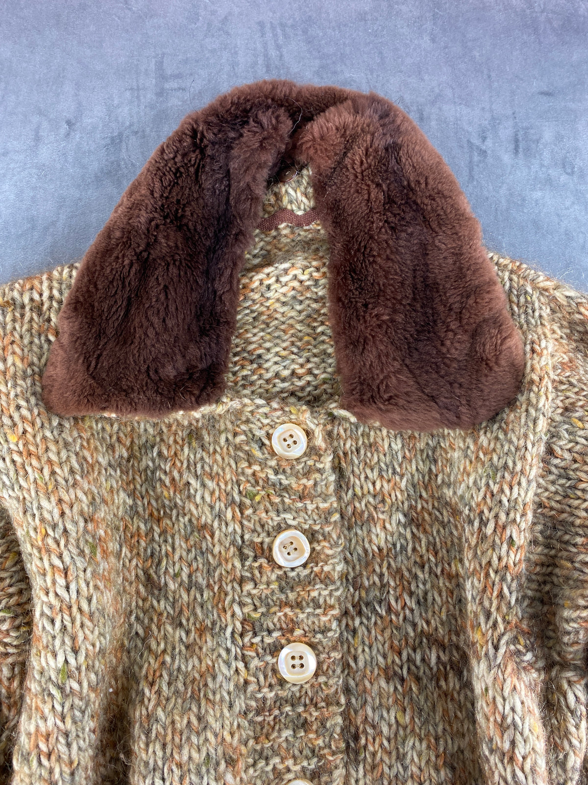 Cardigan mantella in maglia marrone con collo in pelliccia vintage – Donna Taglia XL
