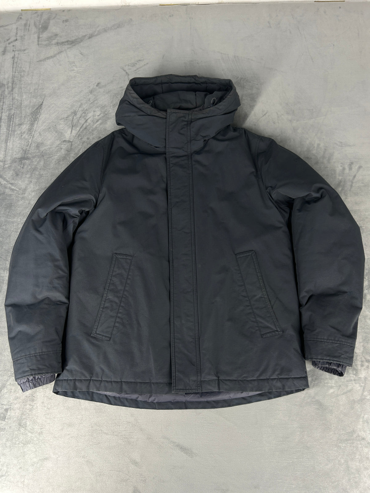 Giubbotto imbottito Woolrich grigio scuro con cappuccio – Uomo Taglia L