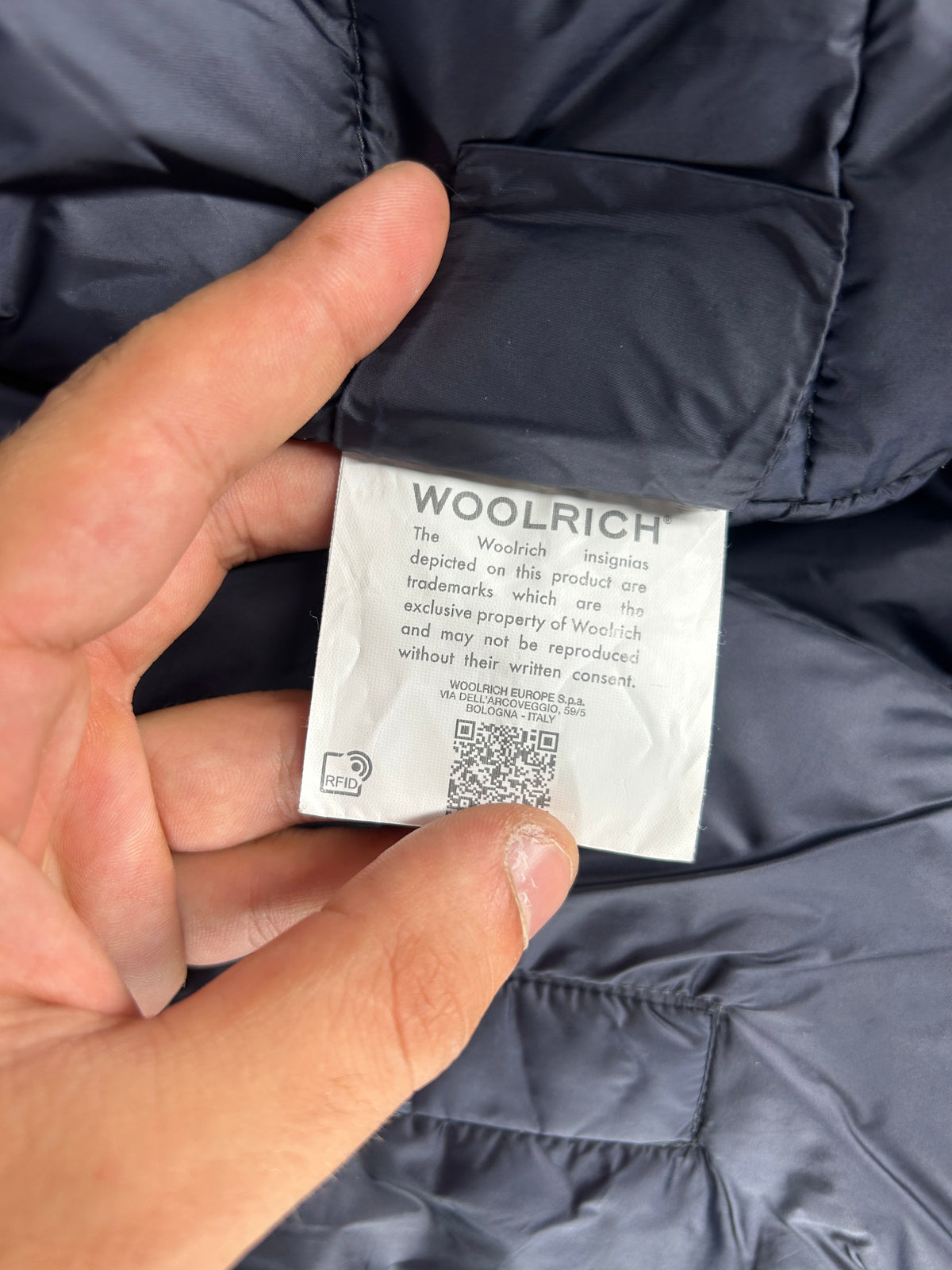 Giubbotto imbottito Woolrich grigio scuro con cappuccio – Uomo Taglia L