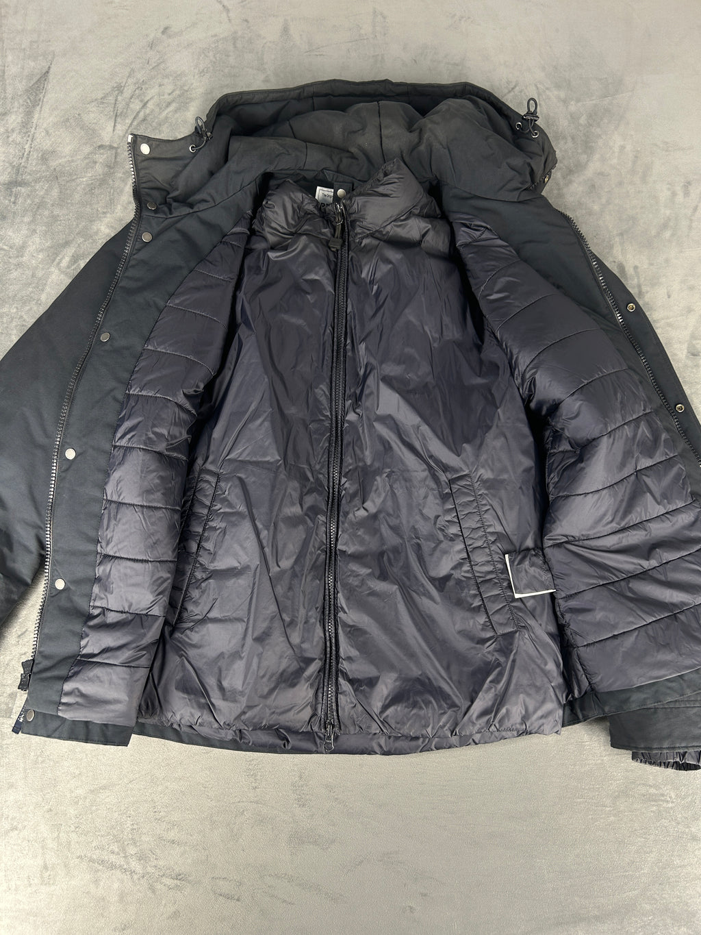Giubbotto imbottito Woolrich grigio scuro con cappuccio – Uomo Taglia L