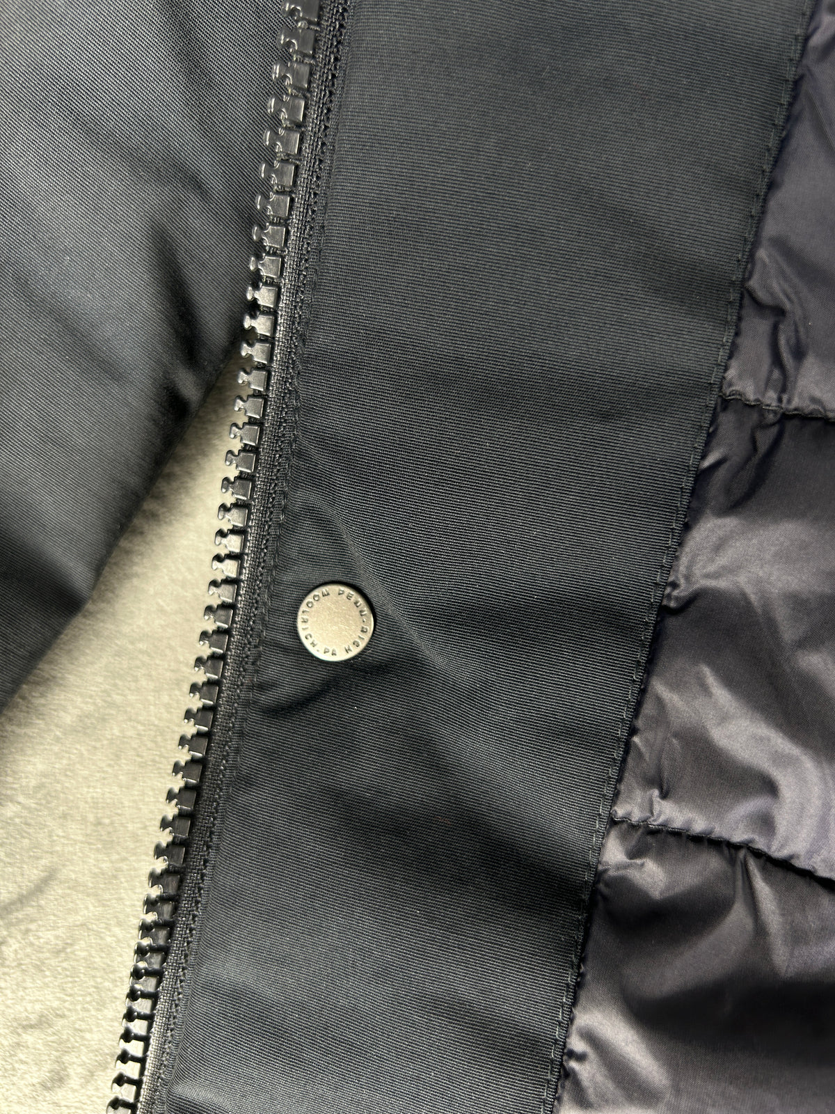 Giubbotto imbottito Woolrich grigio scuro con cappuccio – Uomo Taglia L