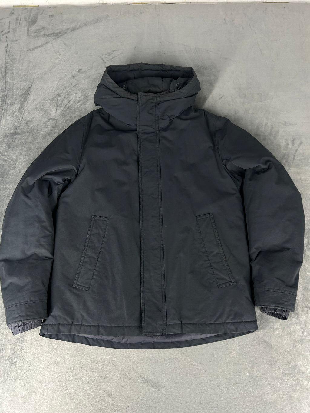 Giubbotto imbottito Woolrich grigio scuro con cappuccio – Uomo Taglia L
