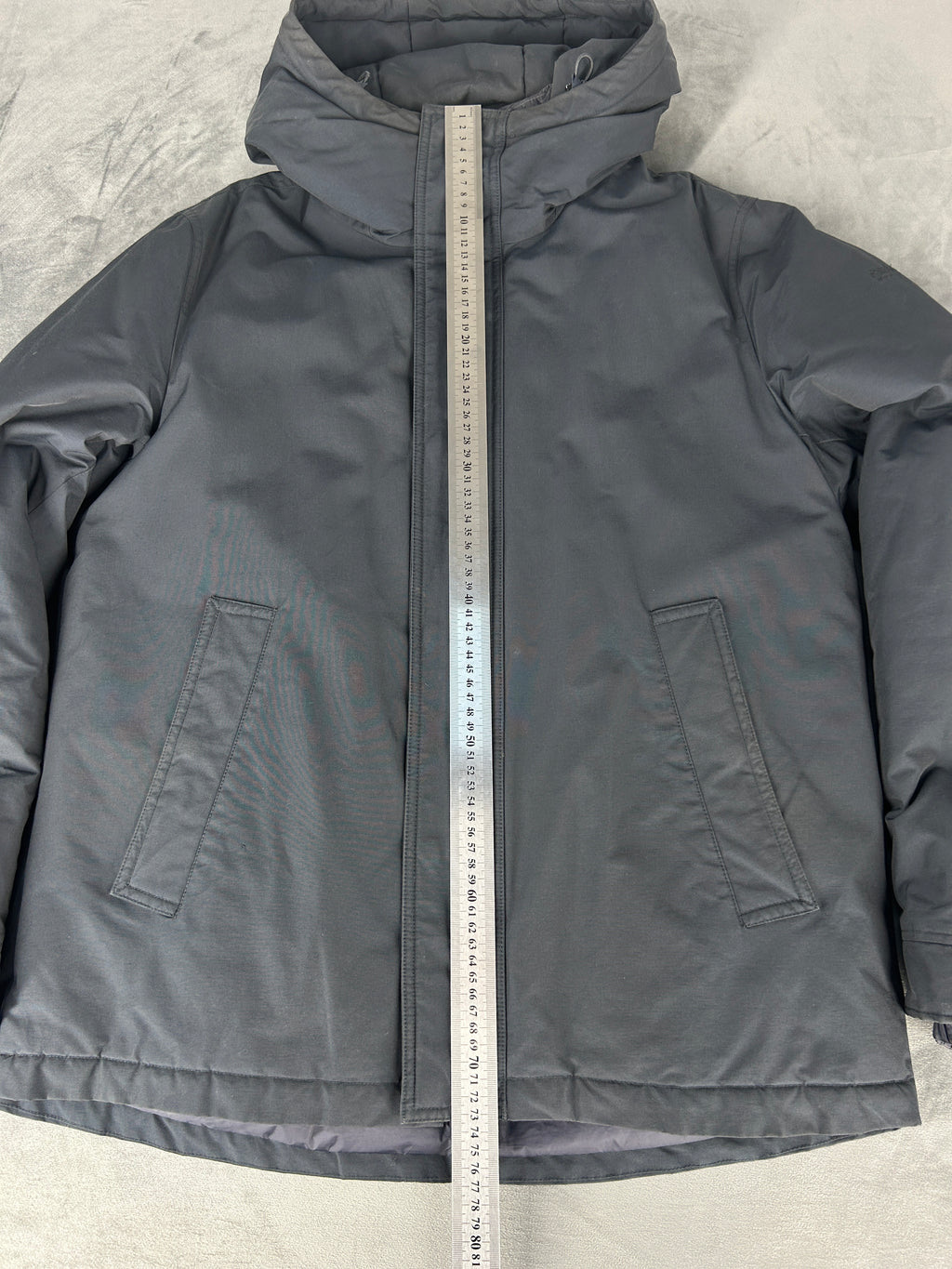 Giubbotto imbottito Woolrich grigio scuro con cappuccio – Uomo Taglia L