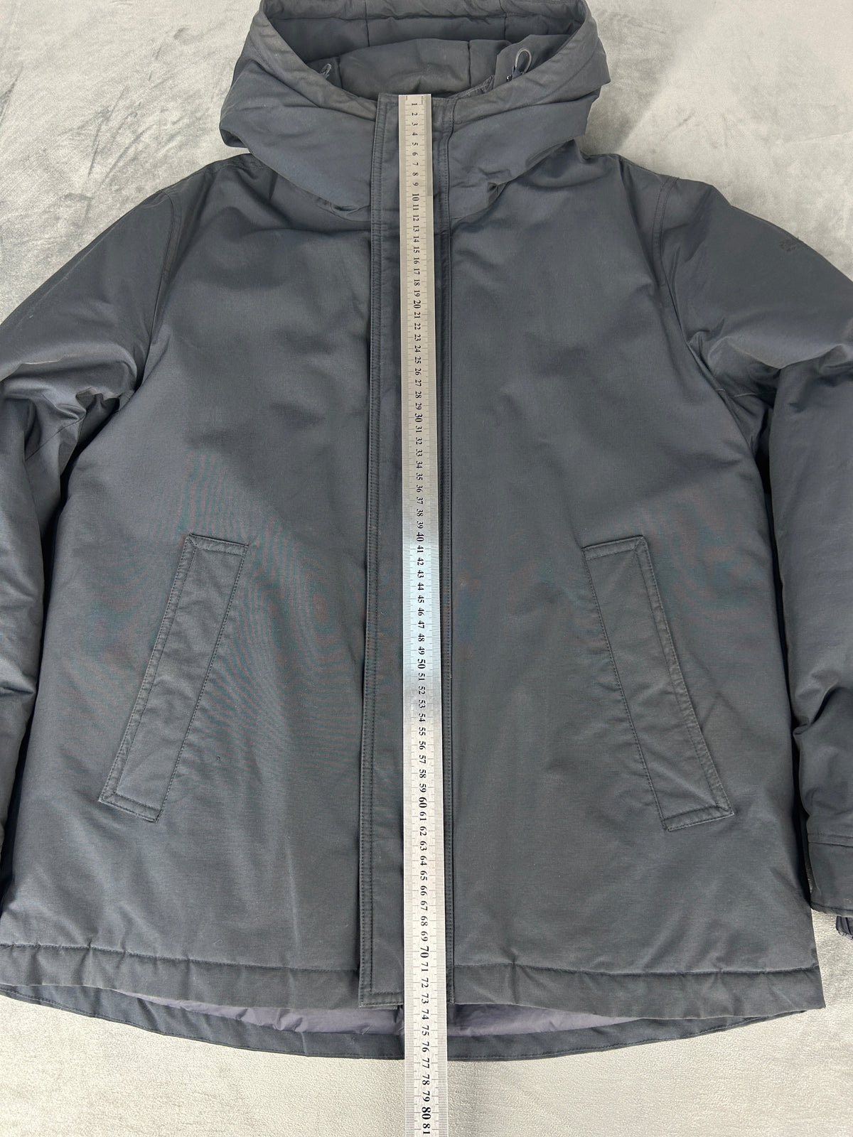 Giubbotto imbottito Woolrich grigio scuro con cappuccio – Uomo Taglia L