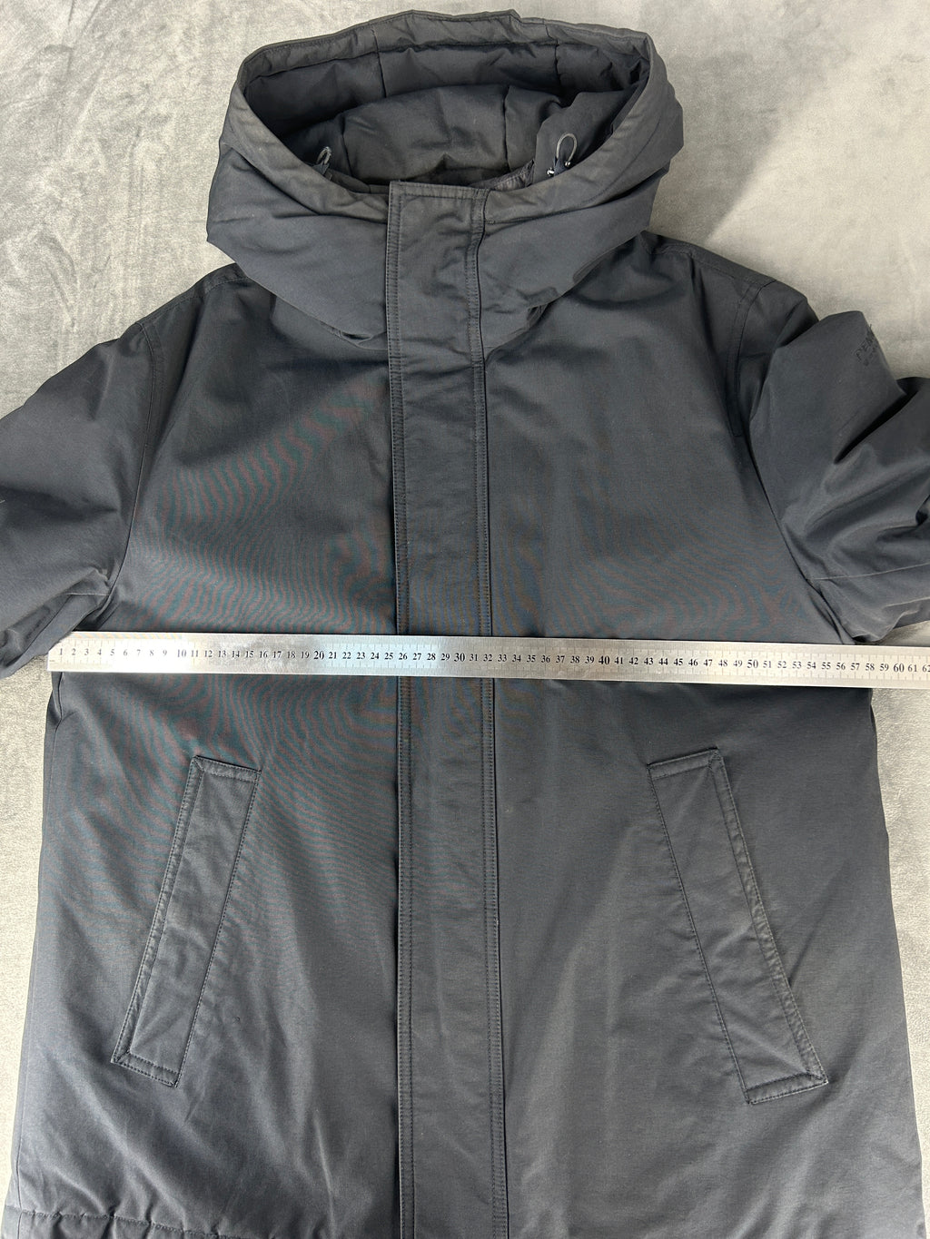 Giubbotto imbottito Woolrich grigio scuro con cappuccio – Uomo Taglia L