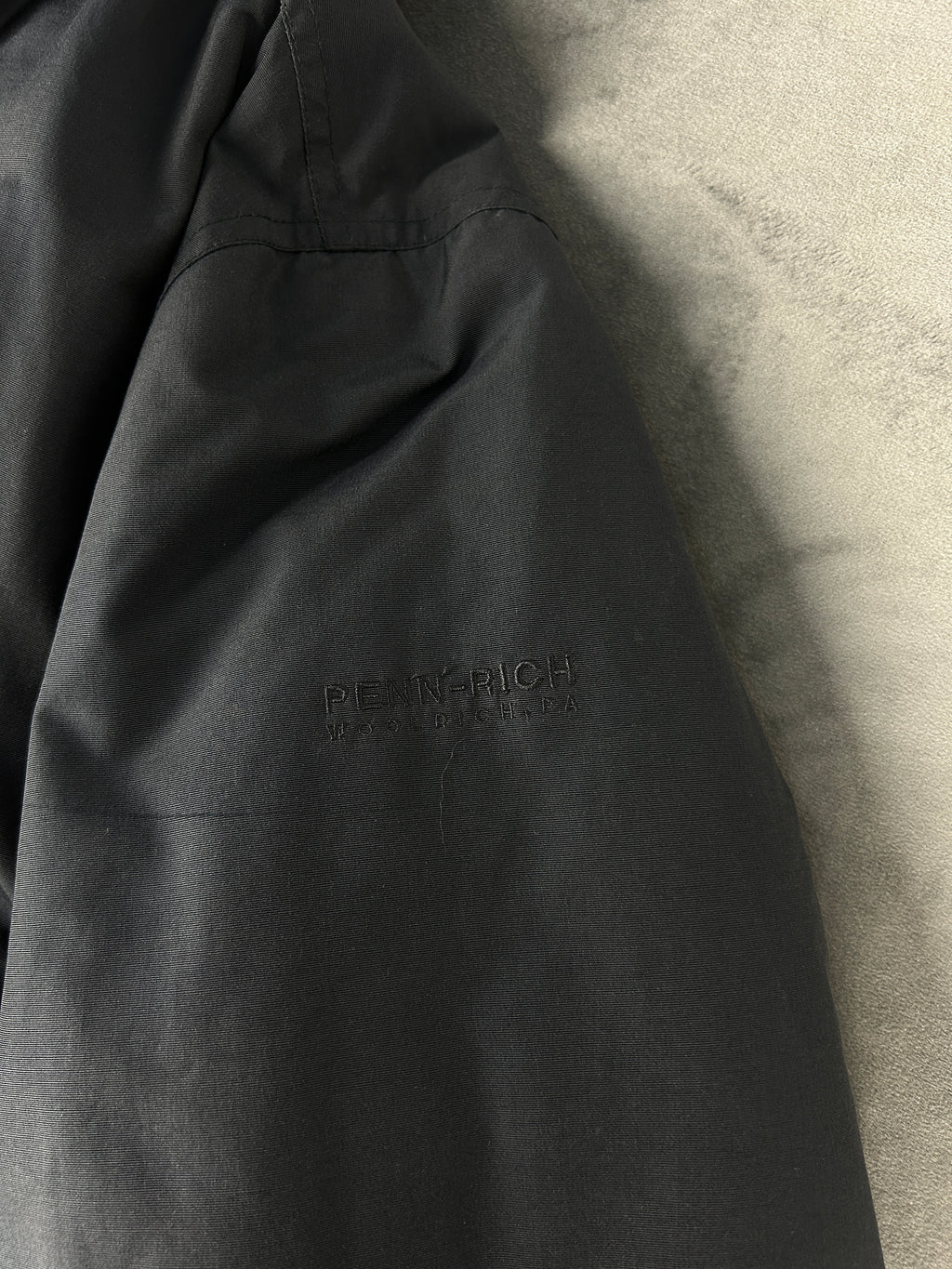 Giubbotto imbottito Woolrich grigio scuro con cappuccio – Uomo Taglia L
