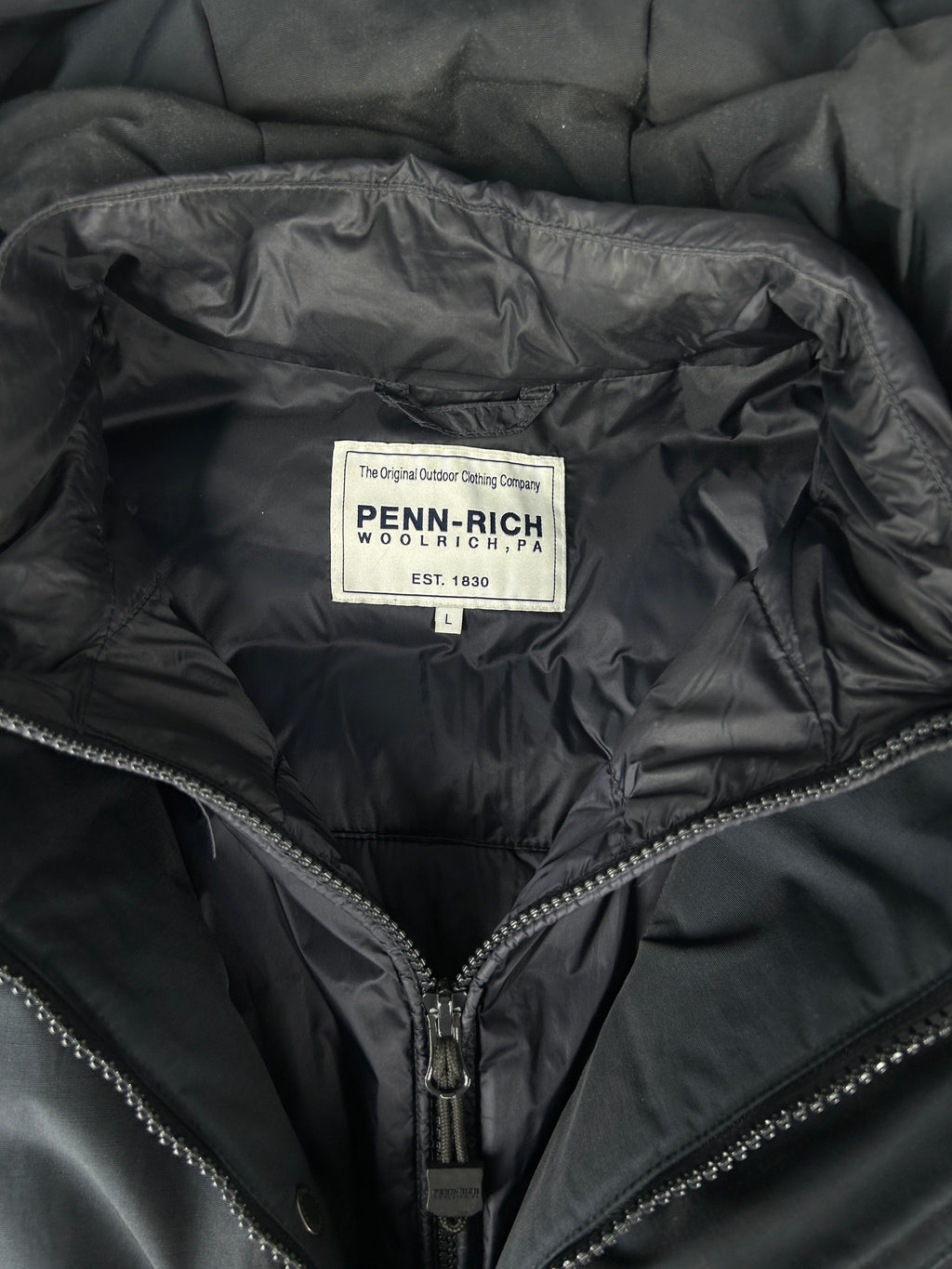 Giubbotto imbottito Woolrich grigio scuro con cappuccio – Uomo Taglia L