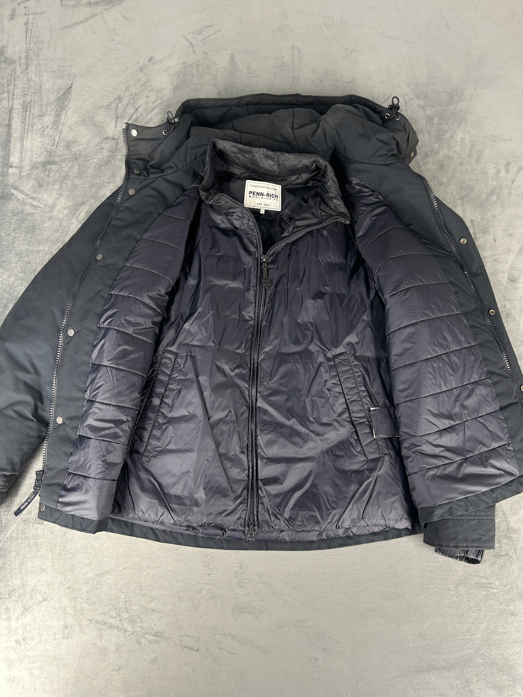 Giubbotto imbottito Woolrich grigio scuro con cappuccio – Uomo Taglia L