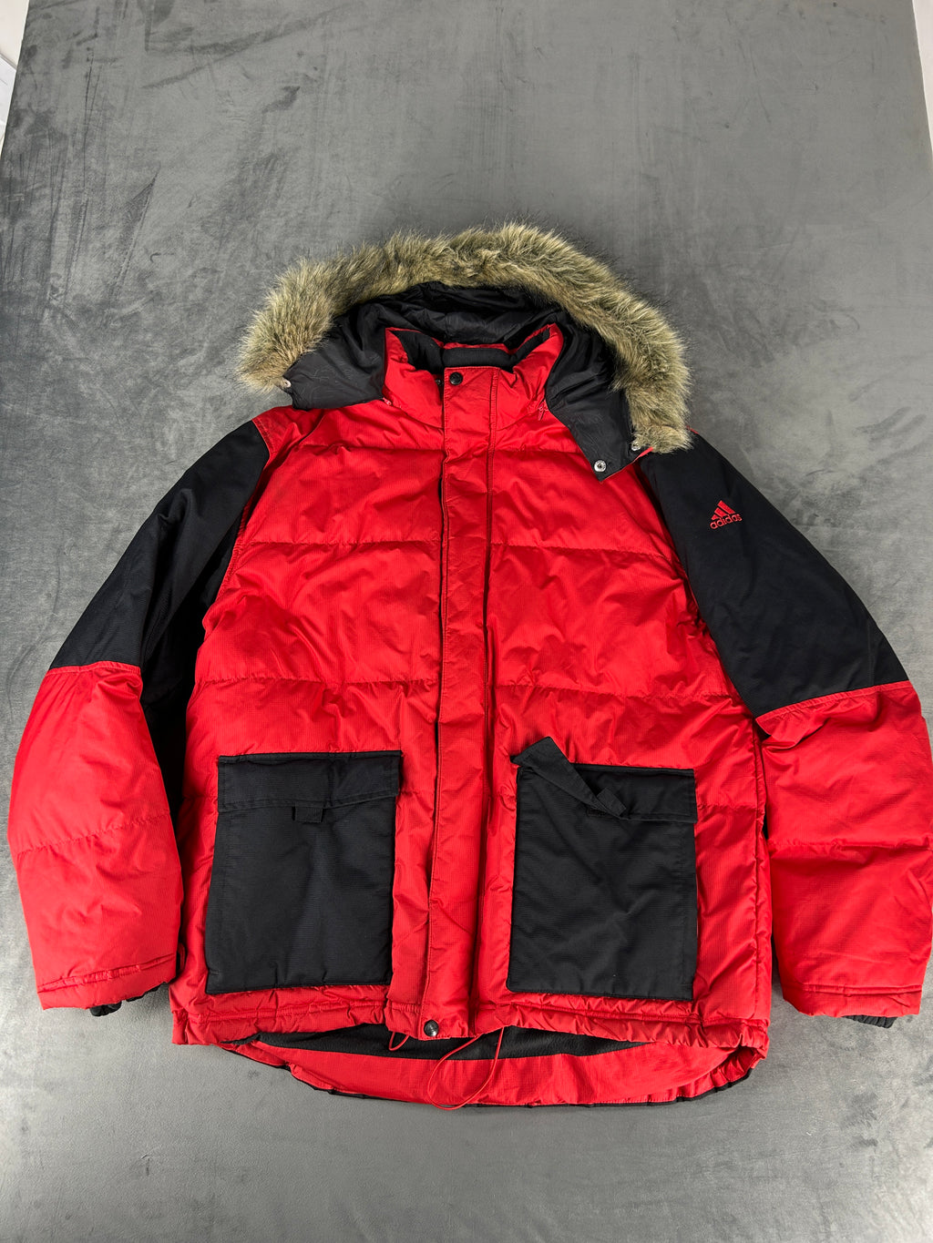 Piumino parka Adidas rosso e nero con cappuccio – Uomo Taglia L