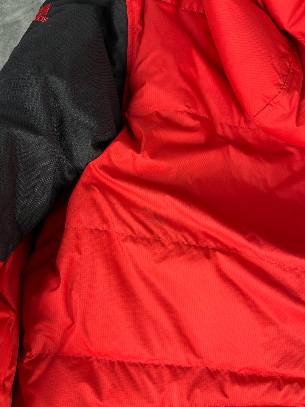 Piumino parka Adidas rosso e nero con cappuccio – Uomo Taglia L