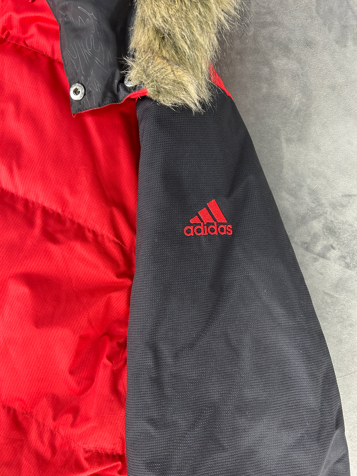 Piumino parka Adidas rosso e nero con cappuccio – Uomo Taglia L