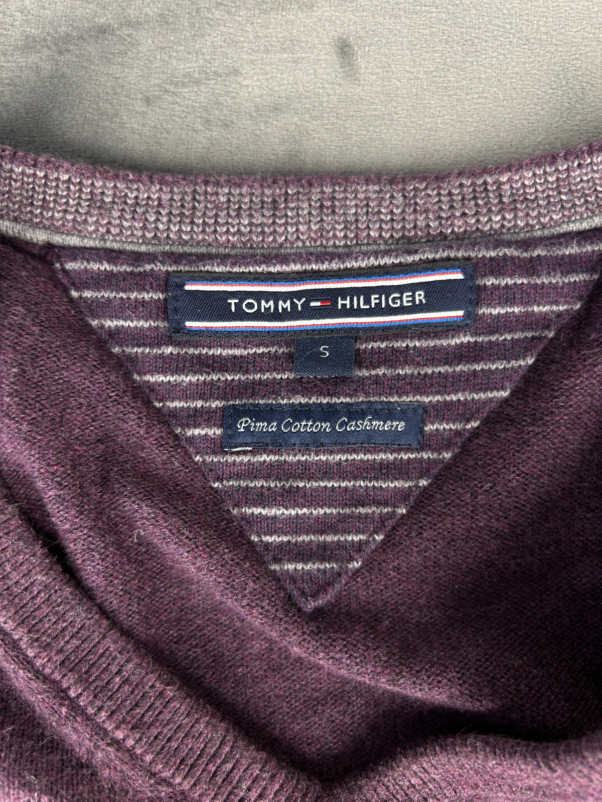 Maglione Tommy Hilfiger scollo a V viola misto cachemire – Uomo Taglia L