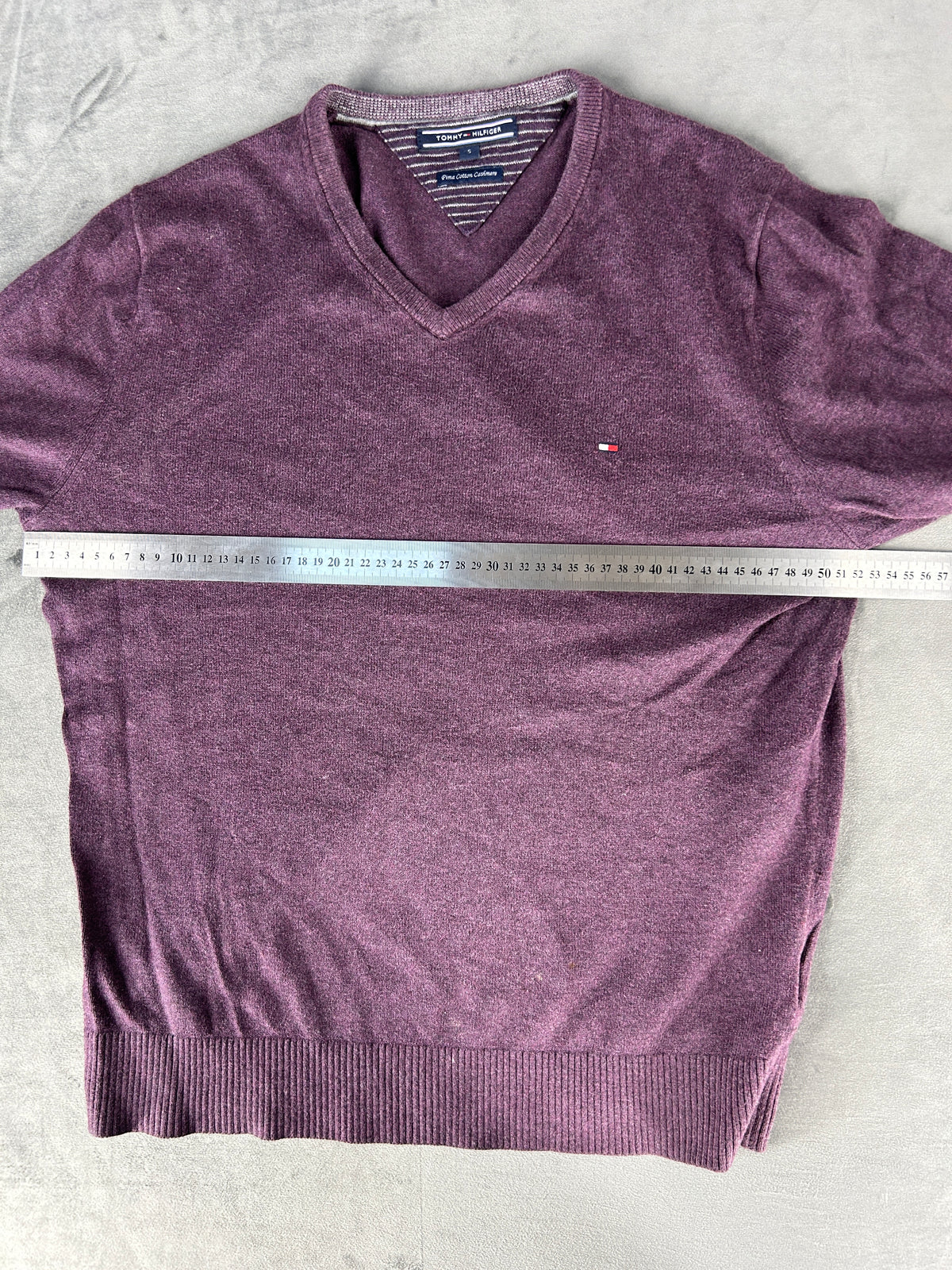 Maglione Tommy Hilfiger scollo a V viola misto cachemire – Uomo Taglia L