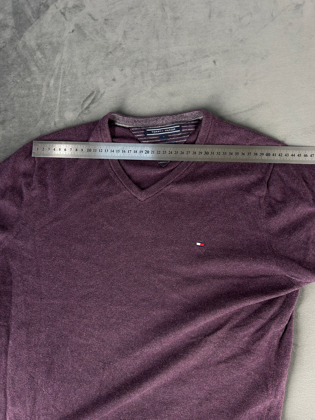 Maglione Tommy Hilfiger scollo a V viola misto cachemire – Uomo Taglia L