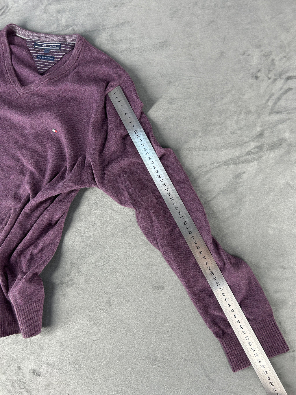 Maglione Tommy Hilfiger scollo a V viola misto cachemire – Uomo Taglia L