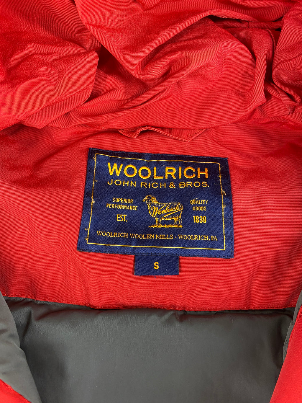 Giaccone imbottito Woolrich rosso con cappuccio – Donna Taglia S