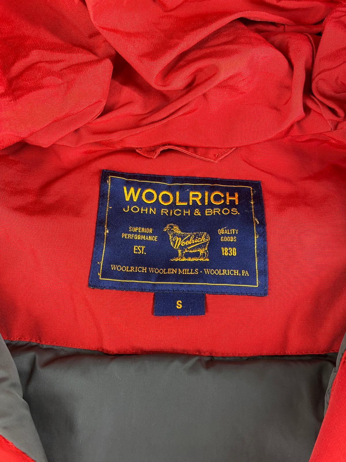 Giaccone imbottito Woolrich rosso con cappuccio – Donna Taglia S