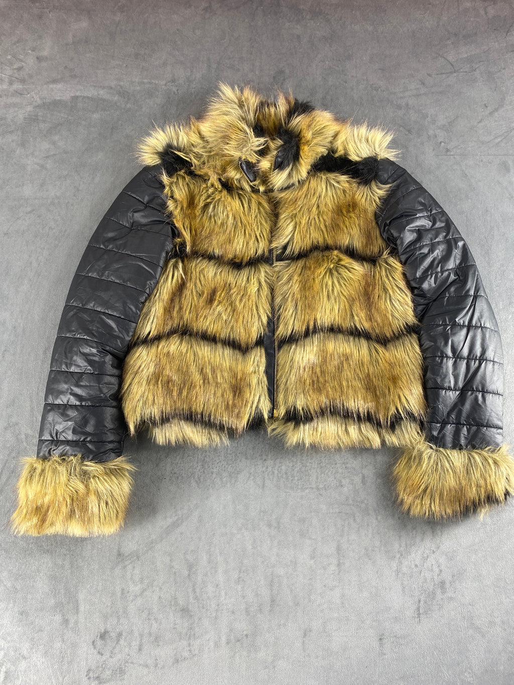 Giacca in ecopelliccia Pierre Cardin marrone con maniche imbottite – Donna Taglia L (IT 44)