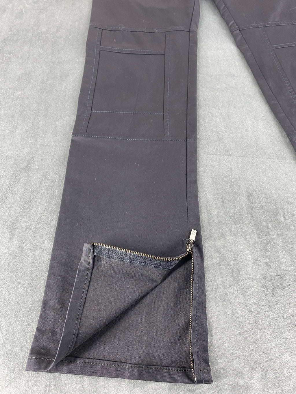 Pantaloni Calvin Klein Jeans grigio scuro con zip – Donna Taglia S (W27)