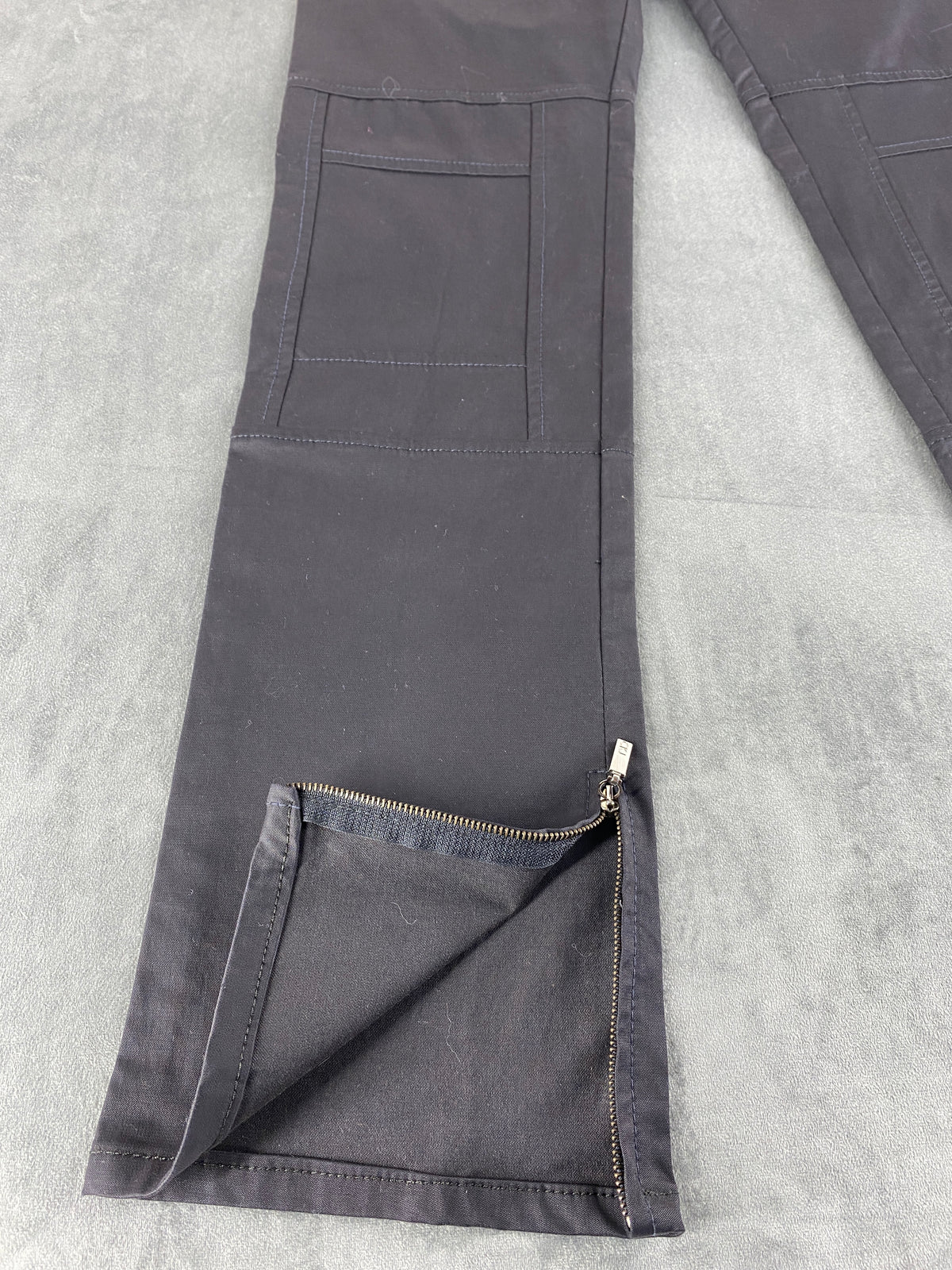 Pantaloni Calvin Klein Jeans grigio scuro con zip – Donna Taglia S (W27)