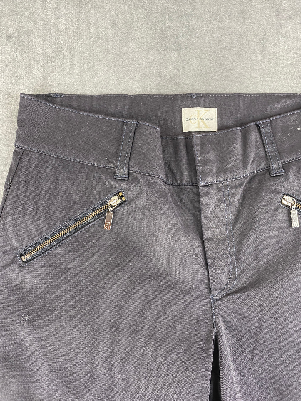 Pantaloni Calvin Klein Jeans grigio scuro con zip – Donna Taglia S (W27)