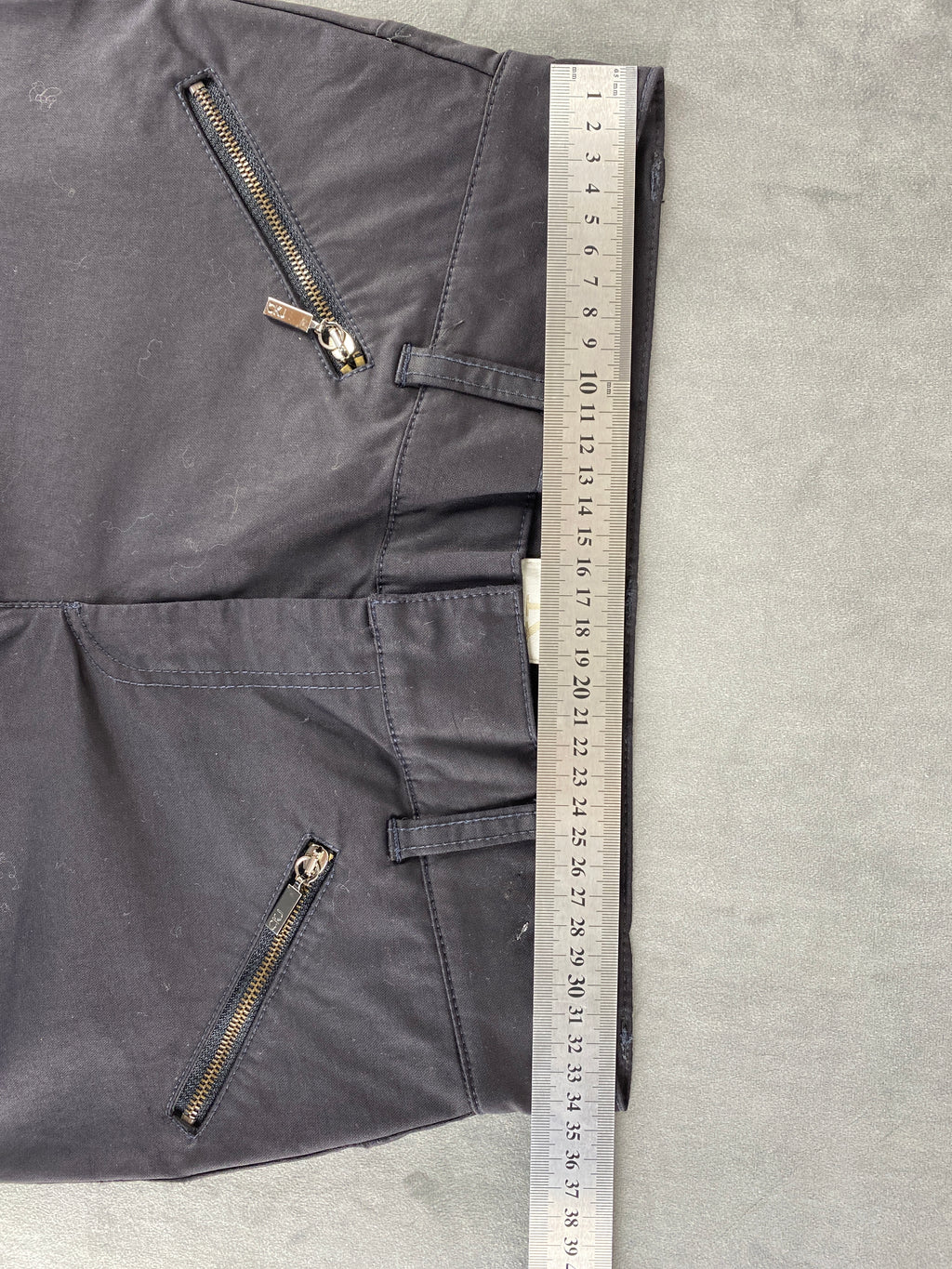 Pantaloni Calvin Klein Jeans grigio scuro con zip – Donna Taglia S (W27)