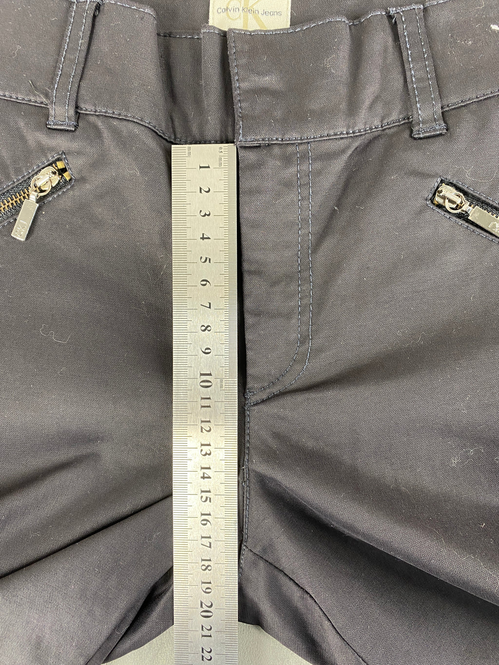 Pantaloni Calvin Klein Jeans grigio scuro con zip – Donna Taglia S (W27)