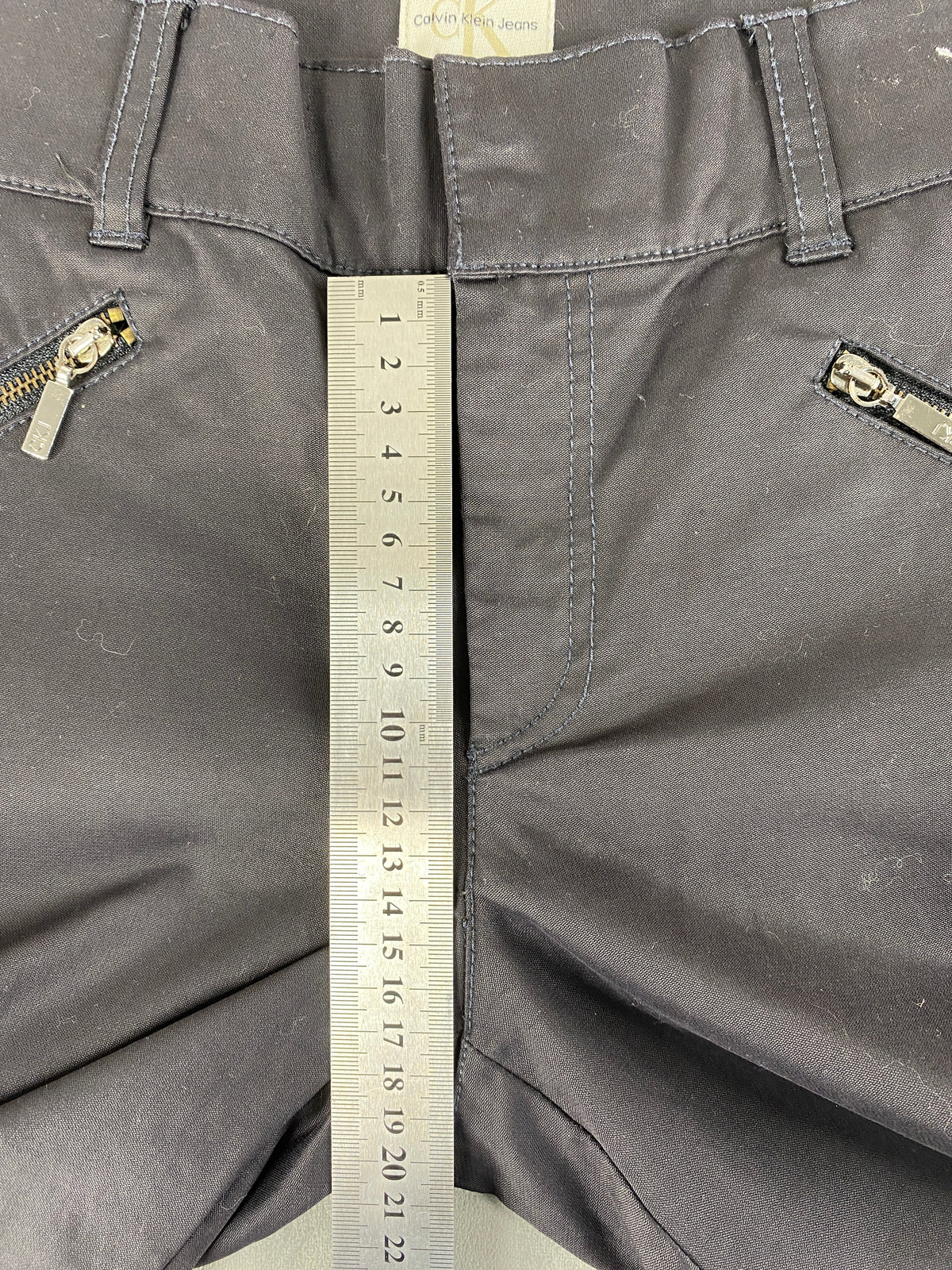 Pantaloni Calvin Klein Jeans grigio scuro con zip – Donna Taglia S (W27)