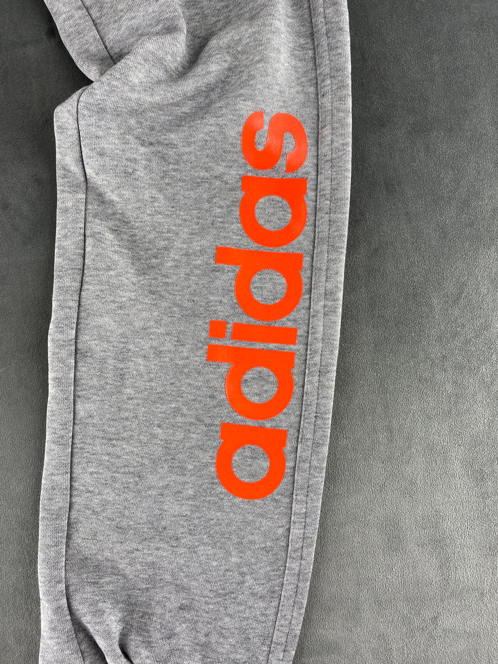 Pantaloni tuta Adidas grigi con logo arancione – Donna Taglia S