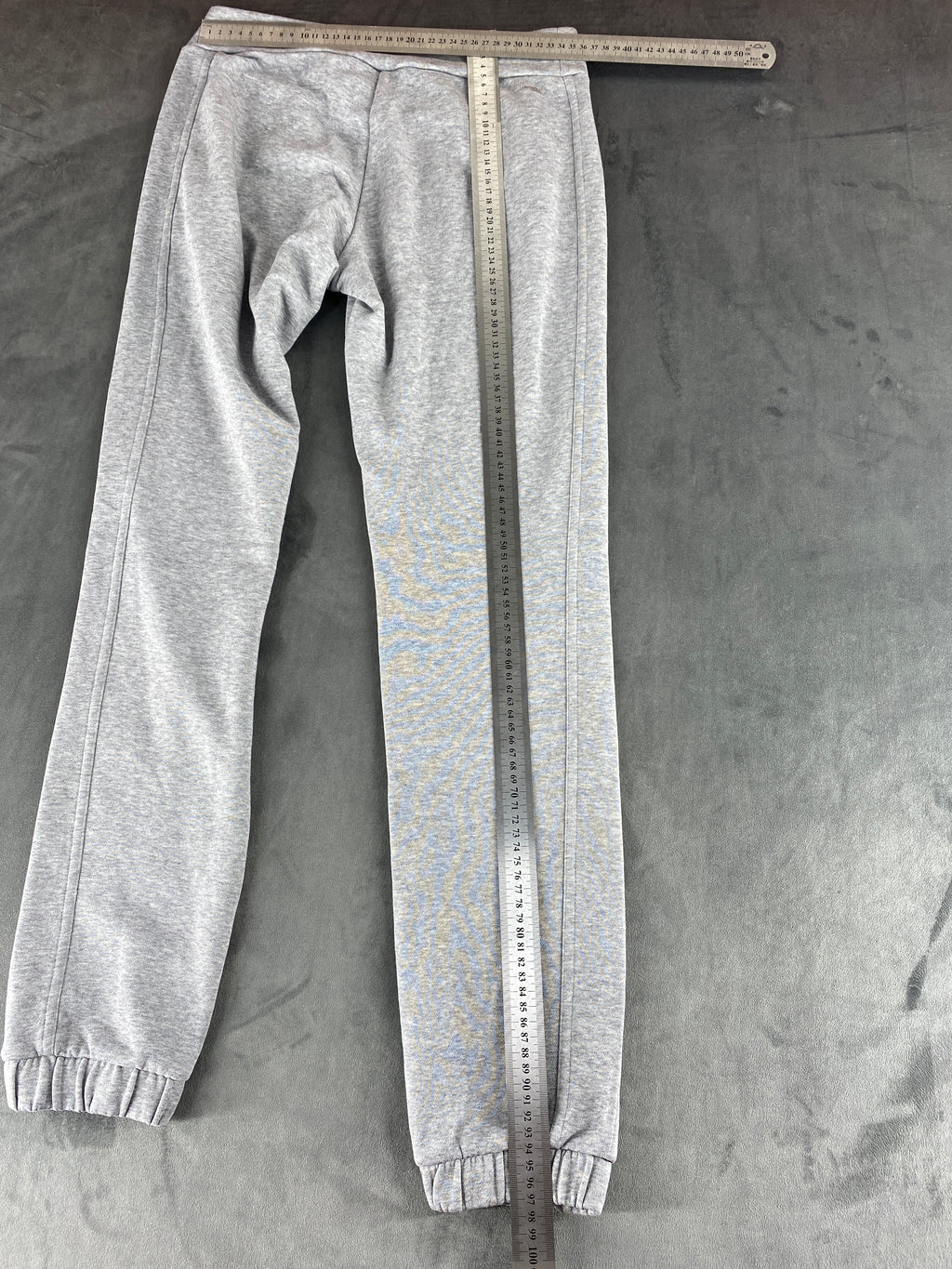 Pantaloni tuta Adidas grigi con logo arancione – Donna Taglia S