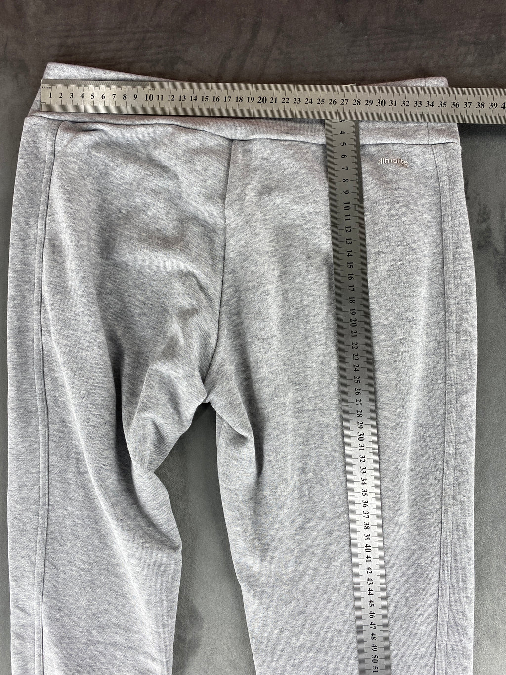 Pantaloni tuta Adidas grigi con logo arancione – Donna Taglia S