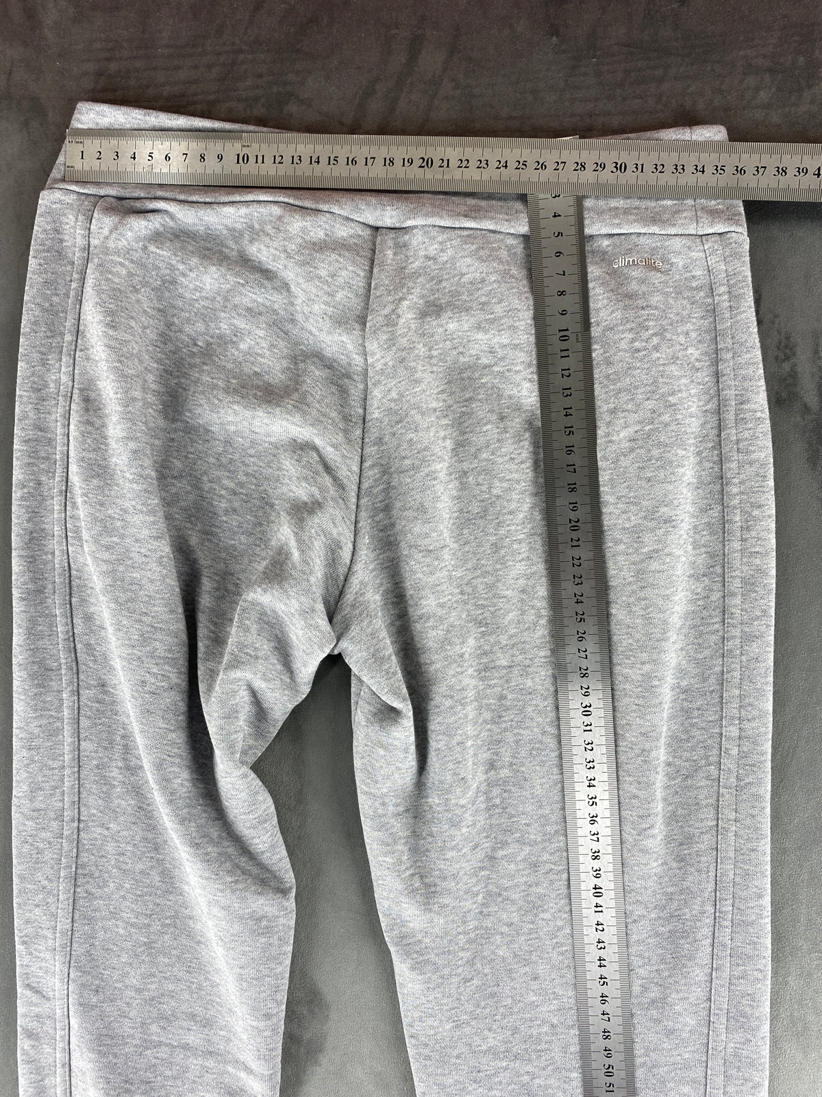 Pantaloni tuta Adidas grigi con logo arancione – Donna Taglia S