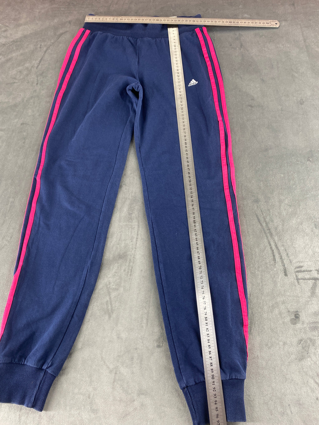 Pantaloni tuta Adidas blu navy con 3 strisce rosa – Donna Taglia M